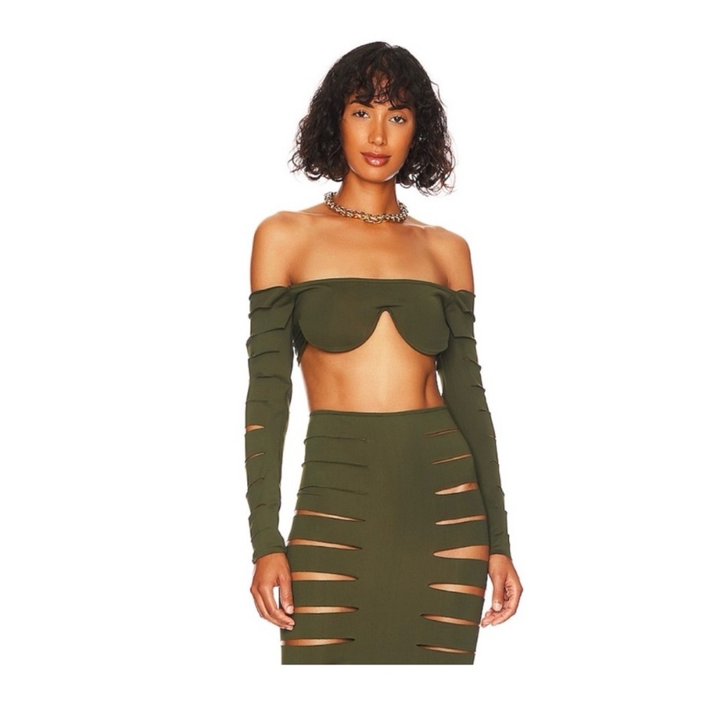 Bronx and Banco Josefina top in Khaki